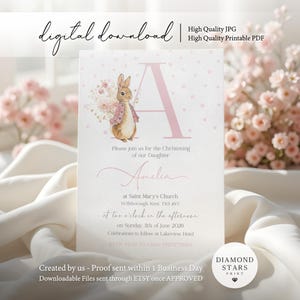Op de afbeelding: Een digitale download uitnodiging voor een doop. De uitnodiging toont een illustratie van een konijn in een roze jasje, een grote roze letter "A" en de naam "Amelia". De tekst bevat de datum, tijd en locatie van de doop.