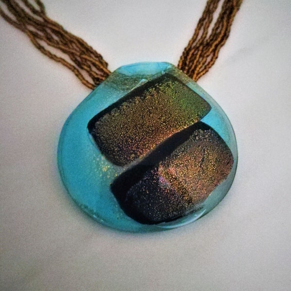 Pendentif en verre de Murano dichroïque avec collier en perles de verre, 6 fils. Pièce unique !