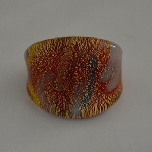 Flat ring in Murano glass, dominant dark red color, various colors and glitter gold 24 ct. Unique piece!