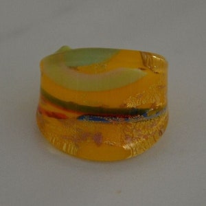 Flat ring in Murano glass, dominant yellow color, various colors and glitter gold 24 ct. Unique piece!