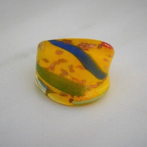 Flat ring in Murano glass, dominant yellow color, various colors and glitter gold 24 ct. Unique piece!