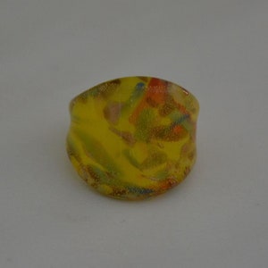 Flat ring in Murano glass, dominant yellow color, various colors and glitter gold 24 ct. Unique piece!
