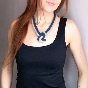 Pauwenblauwe ketting, modeketting, unieke blauw-witte ketting, stoffen knoopchoker, nautische blauwe knoopkraag, handgemaakte zomersieraden