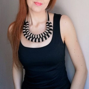 Schwarz und Sand klobige Halskette, Boho Schmuck, Stoff Halskette, mutige gewebte Halskette, mehrfarbige grobstrick Halskette, handgemachter Makramee Kragen