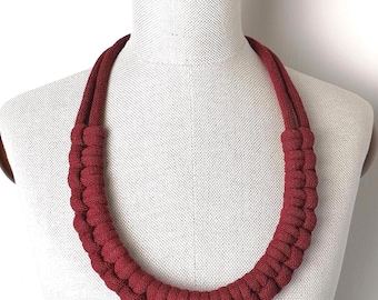 Collar largo burdeos llamativo para mujer, collar rojo llamativo, collar babero moderno, collar de verano hecho a mano, collar textil, joyería gruesa