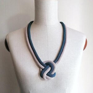 Blauwe en linnen koordknoopketting, mode gewoon unieke knoopketting, textielhanger dik juweel, handgemaakte zomerknoop damesketting