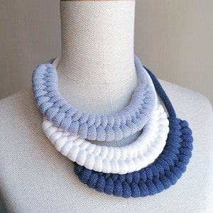 Denim Blau Chunky Cord Knoten Halskette, umweltfreundliche Mode Baumwolle Schmuck, Weiß, Blau, Statement Halskette für Frauen, handgemachter moderner Schmuck