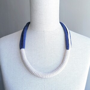 Wit blauw kleurenblok statement ketting, ketting geweven textiel, handgemaakte blauwe choker, nautisch gekleurde ketting, textiel gevlochten ketting