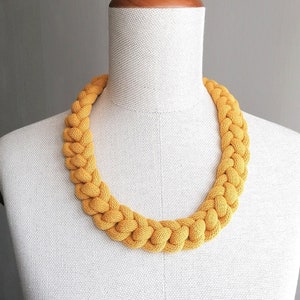 明るい黄色のネックレス、モダンで軽やかな夏のステートメントジュエリー、チャンキーなマリンジュエリー、ハンドメイドのレディースネックレス、母の日ギフトジュエリー