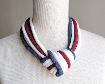 Collier noeud multicolore, collier bleu, collier blanc, gros tour de cou textile, collier noeud tressé, bijoux végétaliens tissés à la main pour femme