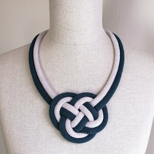 Nautische ketting, blauwe en witte ketting, handgemaakte zomersieraden, koordknoop slabbetje, damesketting, dikke zomerketting textiel