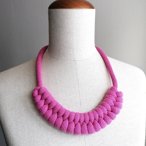 Gros collier rose orchidée, collier tissé à la mode durable, respectueux de l'environnement, cadeau végétalien, collier pour femme, gros collier moderne, bijou fait main