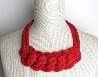 Colar têxtil vermelho vibrante, colar vermelho da moda, colar de cordão vermelho, colar babador vermelho grosso, gargantilha ousada de macramê, joias vermelhas para o Dia dos Namorados