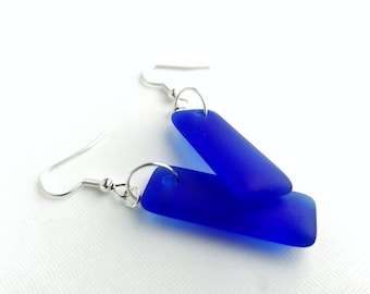 Pendientes llamativos de cristal marino azul cobalto, pendientes rectangulares azules mate, pendientes colgantes de cristal marino hechos a mano, joyería náutica veraniega en azul cobalto