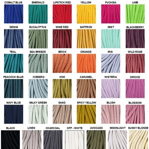 Op de afbeelding: Een kaart met 36 verschillende kleuren koord, elke kleur is gelabeld met een naam. De kleuren zijn gerangschikt in een raster van zes rijen en zes kolommen.