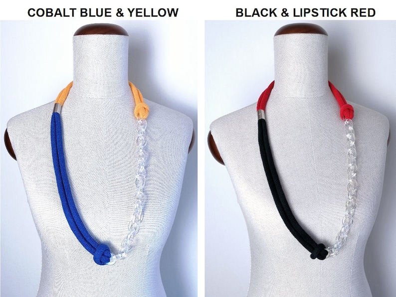 Op de afbeelding: Twee kettingen met een transparante plastic ketting en twee stoffen koorden. De eerste ketting heeft een kobaltblauw koord en een geel koord. De tweede ketting heeft een zwart koord en een lipstickrood koord.