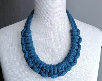 Collier bleu foncé, collier noué en cordon bleu marine, gros collier tissé en gras, collier pour femme en textile fait main, collier tressé bleu cobalt