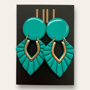 Boucles d&#39;oreilles turquoise et or, design art déco, accents dorés peints à la main, faits à la main à partir d&#39;argile polymère