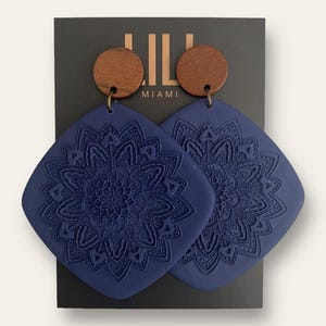 Pendientes de mandala azul marino con postes de madera, ligeros y de gran tamaño, hechos de arcilla polimérica.