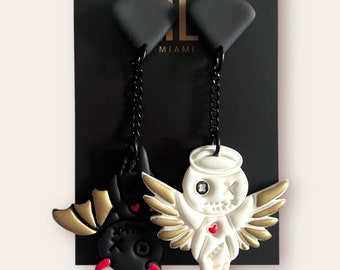 Pendientes desiguales de muñecos vudú de Halloween hechos de arcilla polimérica