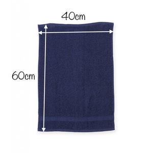 Pu&ograve; includere: Un asciugamano blu scuro che misura 40 cm per 60 cm.
