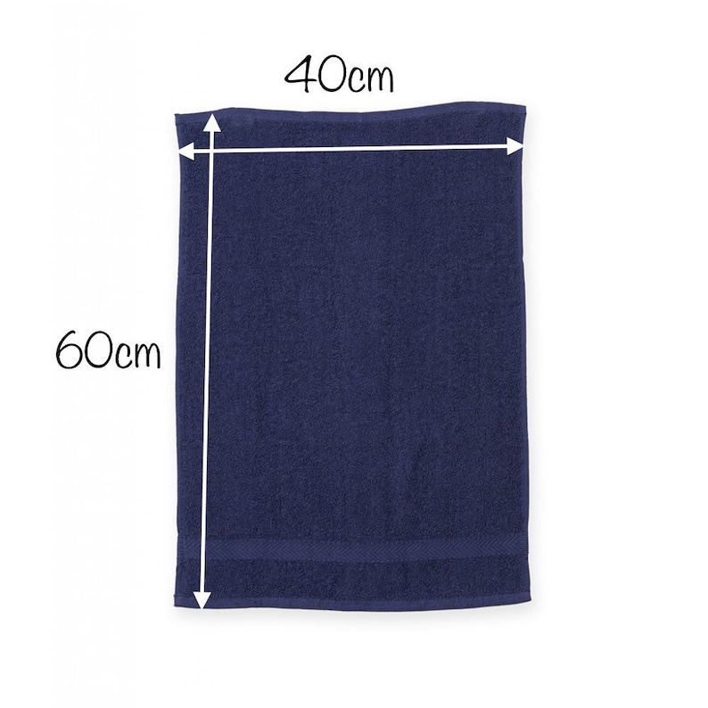 Pu&ograve; includere: Un asciugamano blu scuro che misura 40 cm per 60 cm.