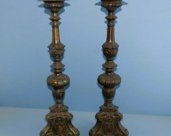 Ein Set aus 2 authentischen Kirchenleuchtern aus Bronze oder Kupfer