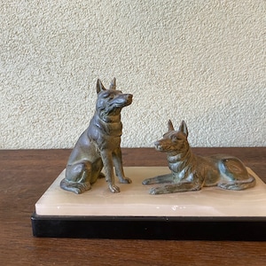 A small Art Deco figurine with 2 sheepdogs from the period 1920 - 1940 from France
