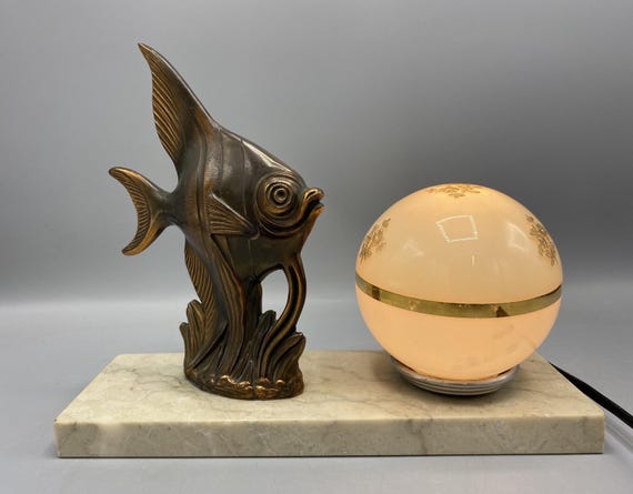 Vintage Art Deco lamp met visbeeld en glazen bol – marmeren voet – jaren 30/40