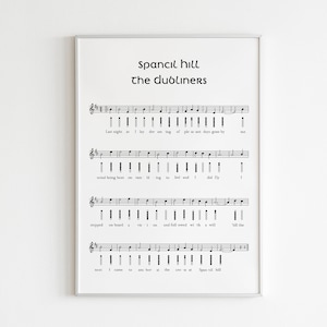 Peut inclure: Une partition musicale en noir et blanc de la chanson "Spancil Hill" par The Dubliners. La partition comprend les paroles et la notation musicale.