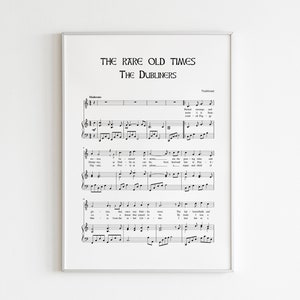 Puede incluir: Una partitura musical en blanco y negro con el título "The Rare Old Times" de The Dubliners. La partitura incluye la letra y las notas musicales de la canción.