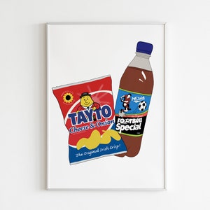 以下が含まれることがあります： 赤と青のTaytoチーズ＆オニオンチップスの袋と、茶色のMcEwansフットボールスペシャルのボトル。チップスの袋には漫画のキャラクターが描かれており、ボトルにはサッカー選手が描かれている。