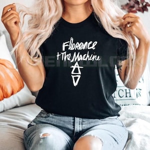 Può includere: Un cartello in legno fatto a mano con la scritta "Welcome" in stile scritto a mano. Il cartello è dipinto di bianco con una finitura invecchiata e presenta un design floreale decorativo nei toni del rosa e del verde. Progettato per uso interno o esterno.