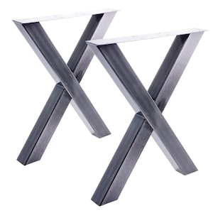 Könnte beinhalten: Zwei Tischbeine aus Metall in X-Form. Die Beine sind aus Stahl und haben eine dunkelgraue Oberfläche.