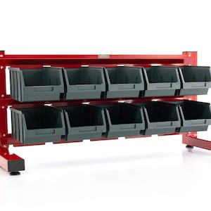 Könnte beinhalten: Ein rotes Metall-Lagerregal mit zwei Reihen von fünf dunkelgrauen Kunststoffbehältern. Das Regal hat einen rechteckigen Rahmen und ist für die Organisation kleiner Gegenstände konzipiert. Die Behälter sind oben offen und abgewinkelt für einen einfachen Zugriff.