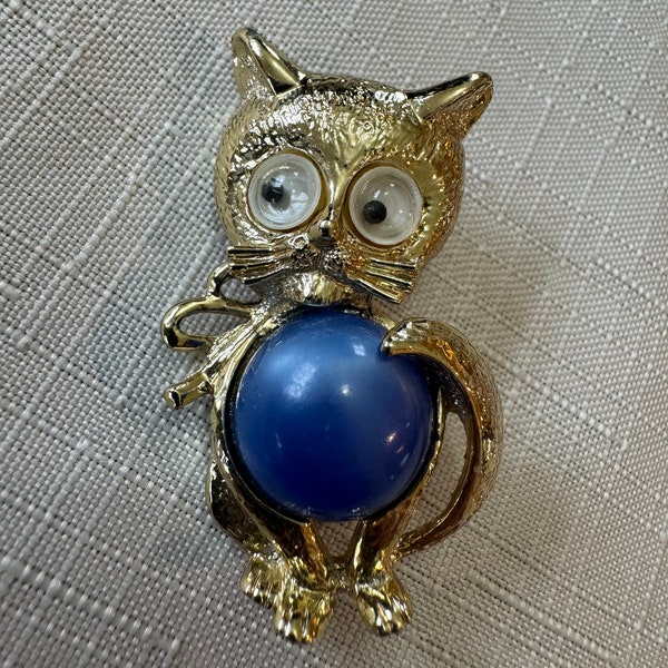 Adorable Google-eyed cat pin with blue bead belly! Vintage and unique! Free shipping!