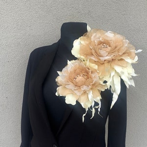Conjunto de corpete de ombro grande em marfim, broche de flor off-white extra grande, broche grande