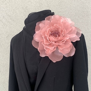 Très grande broche rose cendré avec fleur