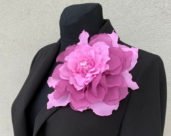 Corsage d'épaule de fleurs roses fuchsia Broche fuchsia extra large Broche florale fuchsia surdimensionnée