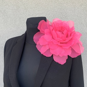 Roze oversized bloemenbroche Extra grote bloemenspeld fuchsia
