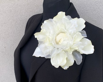 Broche blanc cassé à grande fleur Épingle surdimensionnée Corsage d'épaule ivoire