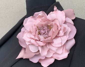 Broszka z bardzo dużym kwiatem w kolorze brudnego różu. Duża przypinka typu stanik na ramię