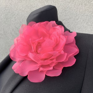Fuchsiaroze oversized bloemenbroche Extra grote corsage met bloemenspeld