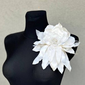 Broche grande de flor corsage off-white