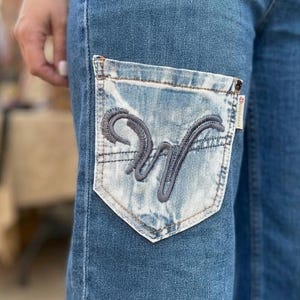 Peut inclure: Ensemble de trois tasses en céramique avec une finition mate et mouchetée. Les tasses sont dans des tons crème, marron clair et marron foncé. Chaque tasse a un design simple et minimaliste, parfait pour le café ou le thé.