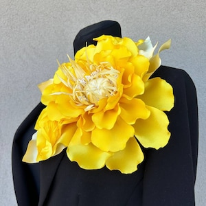 Broche de flor extragrande con ramillete de hombro amarillo, 4 tamaños