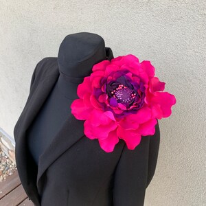 Grande Broche Fleurie Rouge – Bijou D’occasion – Sans Marque