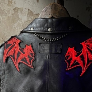 Pode incluir: Um conjunto de três tigelas de cerâmica em tons de azul, verde e branco. As tigelas apresentam um esmalte salpicado e um design simples. A tigela maior tem cerca de 15 cm de diâmetro.