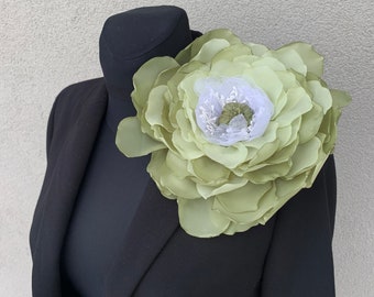 Broche verte extra large avec fleurs Épingle pour corsage épaule oversize grise