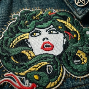 Puede incluir: Una taza de cerámica blanca con un asa negra y el texto "But First, Coffee" en negro y negrita. La taza está sobre una superficie blanca. La taza mide aproximadamente 10 cm de alto.